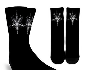 Puede incluir: Calcetines negros con un gráfico blanco de una cabeza de cabra con cuernos y un pentagrama.