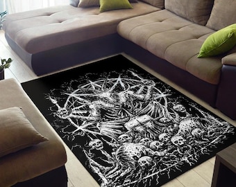Pode incluir: Tapete preto e branco com um design gráfico de uma figura demoníaca cercada por crânios. O tapete está em um piso de madeira na frente de um sofá seccional marrom.