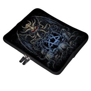 Può includere: Custodia per laptop nera con chiusura a zip. La custodia presenta una grafica di una creatura tentacolare con occhi multipli e ali, circondata da creature più piccole e simili. Lo sfondo è blu scuro e nero.