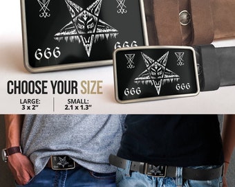 Puede incluir: Dos hebillas de cinturón plateadas con fondo negro y un pentagrama blanco con una cara en el centro. El texto "666" está a ambos lados del pentagrama. Las hebillas se muestran en dos cinturones diferentes, uno marrón y otro negro. El texto "CHOOSE YOUR SIZE" está debajo de las hebillas, con los tamaños "LARGE: 3 x 2" y "SMALL: 2.1 x 1.3" enumerados debajo.