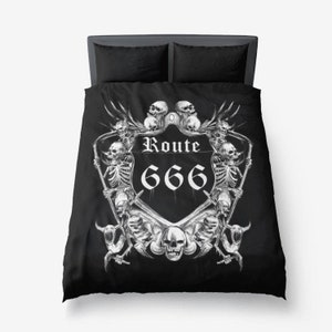Peut inclure: Ensemble de literie noir et blanc avec un motif de crâne et d'os. Le motif présente un bouclier avec le texte "Route 666" dans une police gothique.