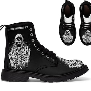 Könnte beinhalten: Schwarze Canvas-Stiefel mit weißen Schnürsenkeln und einem Totenkopf-Motiv. Die Stiefel haben eine schwarze Gummisohle und der Text "Eternal Fury Eternal Hate" ist an der Seite aufgedruckt.