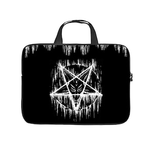 Può includere: Custodia per laptop nera con un pentagramma bianco e una testa di capra al suo interno. Il pentagramma è circondato da un cerchio con vernice che cola.