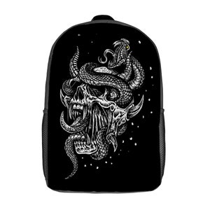 Puede incluir: Mochila negra con un gráfico blanco de una calavera con una serpiente enroscada alrededor.