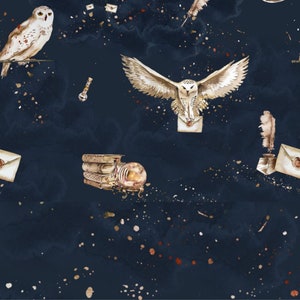 Puede incluir: Ilustración en acuarela con búhos, sobres, libros y una bola de cristal sobre un fondo azul oscuro. Los acentos dorados realzan el tema mágico y de fantasía.