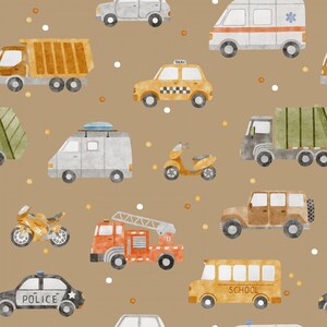 Op de afbeelding: Een naadloos patroon met verschillende voertuigen in aquarelstijl, waaronder een schoolbus, een politieauto, een brandweerwagen, een taxi, een bestelwagen, een vrachtwagen, een motorfiets, een scooter en een auto. De achtergrond is lichtbruin met witte en oranje stippen.