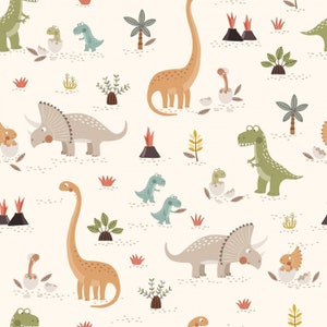 Puede incluir: Un patrón sin costuras que presenta varios dinosaurios en un estilo caprichoso. El patrón incluye un Tyrannosaurus Rex verde, un Brachiosaurus marrón, un Triceratops gris y varios dinosaurios más pequeños en varios colores. El fondo es beige claro con pequeños puntos marrones y acentos rojos, verdes y marrones.