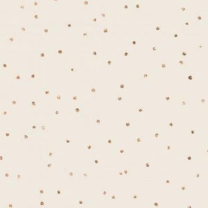 Könnte beinhalten: Cremefarbener Stoff mit einem Streumuster aus kleinen, metallisch goldenen Punkten. Die Punkte sind unregelmäßig verteilt und erzeugen einen subtilen Schimmereffekt. Die Gesamtästhetik ist zart und elegant.