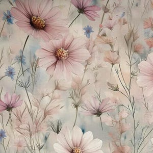 Op de afbeelding: Een bloemenpatroon met grote, lichtroze kosmosbloemen met gele centra, afgewisseld met kleinere blauwe en roze bloemen en delicate, beige bladeren. De achtergrond heeft een zacht, aquarelachtig effect met hints van blauw en perzik.