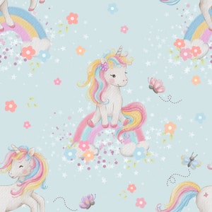 Può includere: Uno schema senza cuciture con un unicorno bianco con criniera e coda arcobaleno, seduto su un arcobaleno. Lo sfondo è azzurro chiaro con stelle, fiori e farfalle sparse.