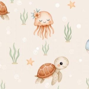 Könnte beinhalten: Wiederholendes Aquarellmuster mit Meeresbewohnern. Das Design umfasst eine Qualle mit Blumenkrone, Schildkröten, Seesterne, Seetang und Blasen in Orange-, Beige- und Grüntönen auf cremefarbenem Hintergrund.