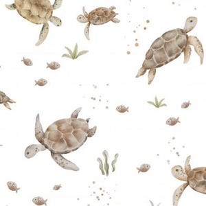 Könnte beinhalten: Ein sich wiederholendes Muster mit Aquarellillustrationen von braunen Meeresschildkröten, kleinen Fischen, grünen Algenzweigen und verstreuten hellbraunen Punkten auf weißem Grund. Die Schildkröten sind in verschiedenen Schwimmpositionen dargestellt.