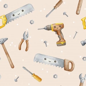 Könnte beinhalten: Ein sich wiederholendes Muster aus Aquarellillustrationen von Werkzeugen, darunter Sägen, Schraubendreher, ein Bohrer, Zangen, ein Hammer und Schrauben. Die Werkzeuge haben lächelnde Gesichter und sind vor einem hellbeigen Hintergrund mit kleinen weißen Punkten angeordnet.