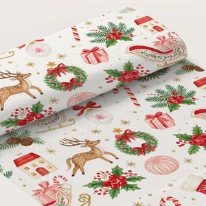 Puede incluir: Una tela blanca con un patrón navideño repetitivo de ciervos marrones, coronas verdes con lazos rojos, bastones de caramelo rojos y blancos, cajas de regalo, acebo, casas pequeñas y estrellas doradas esparcidas por la superficie del material.