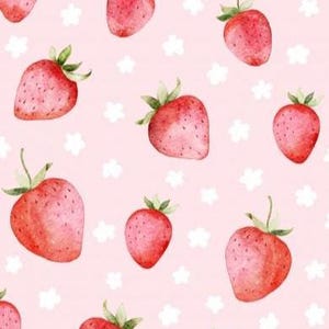 Könnte beinhalten: Ein sich wiederholendes Muster mit roten Erdbeeren im Aquarellstil mit grünen Blattstielen, die auf einem hellrosa Hintergrund verteilt sind. Das Design enthält kleine, einfache weiße fünfblättrige Blüten zwischen den Erdbeeren.