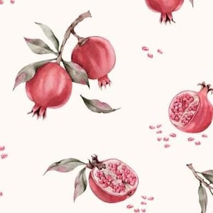 Può includere: Illustrazione ad acquerello di melograni su sfondo chiaro. L'immagine presenta melograni interi e dimezzati, insieme a foglie e semi. I melograni sono di un rosso vibrante, con foglie verdi e grigie.