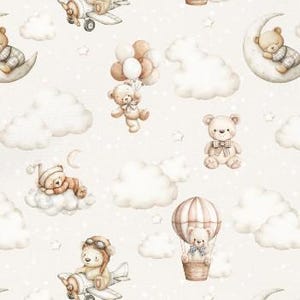 Puede incluir: Un patrón repetitivo con osos de peluche en varias poses. Algunos osos están en un globo aerostático, en una luna creciente o en un avión. El fondo es de color beige claro con nubes y estrellas blancas.