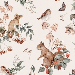 Peut inclure: Une illustration aquarelle représentant un écureuil, une souris, un hérisson, deux oiseaux, des papillons, des champignons et des baies sur un fond crème.