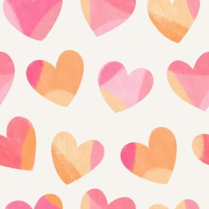Könnte beinhalten: Ein Muster aus rosa- und orangefarbenen Aquarellherzen auf cremefarbenem Hintergrund. Die Herzen haben eine gemalte Textur und variieren in der Größe. Geeignet für Valentinstag oder andere romantische Themen.