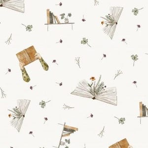 Op de afbeelding: Waterverfpatroon op een crèmekleurige achtergrond, met open boeken met bloemen, kleine boekenplanken en handen die een boek vasthouden. Het ontwerp bevat verspreide takjes, klavers en kleine paarse bloemen.