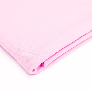 Puede incluir: Un trozo de tela suave y rosa doblado. La tela es lisa y tiene una textura sutil.