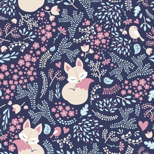 Op de afbeelding: Een naadloos patroon met een donkerblauwe achtergrond met een herhalend ontwerp van gestileerde vossen, vogels en bloemelementen in tinten roze, blauw en wit.