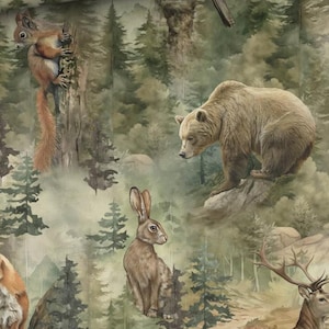 Könnte beinhalten: Ein Stoff mit Waldmotiv mit einer Vielzahl von Wildtieren. Ein Braunbär steht auf einem Felsen, ein Eichhörnchen klettert einen Baum hinauf und ein Hase sitzt im Vordergrund. Der Hintergrund ist mit Bäumen und einer nebligen Atmosphäre gefüllt.