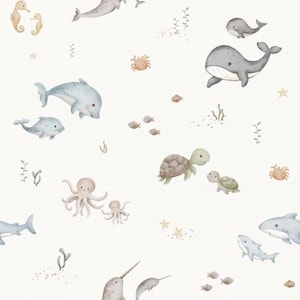 Op de afbeelding: Waterverfillustratie van verschillende zeedieren op een crèmekleurige achtergrond. Het ontwerp bevat dolfijnen, walvissen, schildpadden, zeepaardjes, haaien, octopussen en vissen. Het kleurenpalet bestaat uit zachte blauw-, groen- en bruintinten.