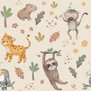 Peut inclure: Illustration répétée d'animaux de la jungle et de feuillage. Le motif comprend un guépard, un singe, un paresseux, un toucan et un capybara, ainsi que des feuilles et des fleurs vertes, marron et orange sur fond beige.