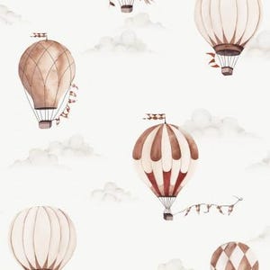 Może przedstawiać: Aquarela przedstawiająca sześć balonów na gorące powietrze w czerwono-brązowe pasy i kratę, unoszących się na białym niebie z chmurami. Balony mają flagi i wstążki.