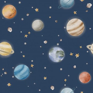 Op de afbeelding: Een naadloos patroon met aquarelillustraties van diverse planeten, waaronder gasreuzen met ringen, rotsachtige bollen en een blauw-groene planeet, verspreid met kleine gele sterren en grijze asteroïden op een donkerblauwe achtergrond.