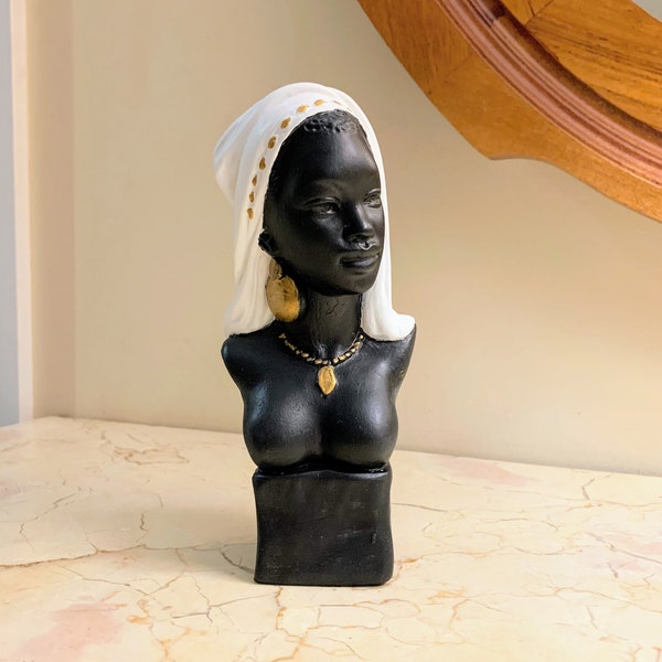 Statue de princesse africaine, buste, petite figurine de femme africaine, sculpture de 7 po. de haut, fait main, brossé à la main, foulard noir et blanc, cadeau pour lui, elle