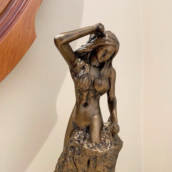 Self Made Woman, Sculpture de femme autodidacte, Sculpture de femme avec marteau, 11" de haut, Italien, Fait à la main, Brossé à la main, Finition bronze, Version deux