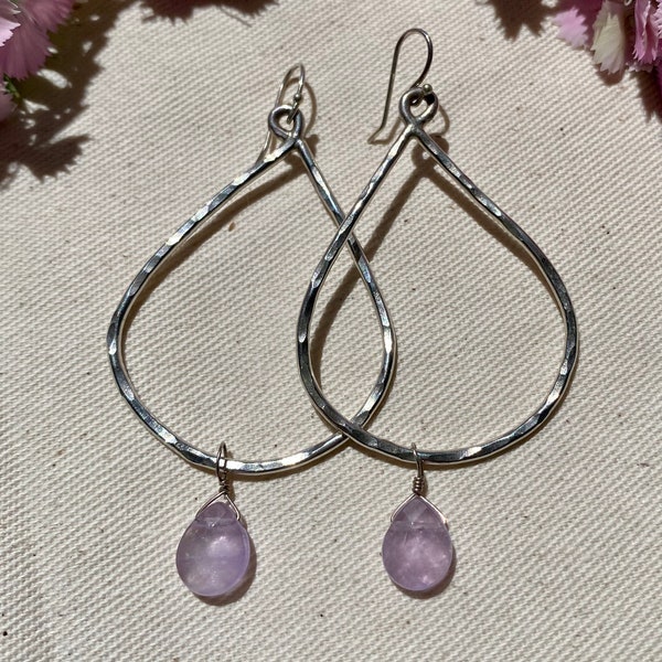 Cerchio a goccia di ametista in argento sterling / Fatto a mano e martellato / Pietre preziose di ametista