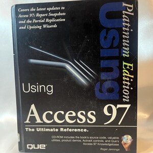 Op de afbeelding: Een zwart boek met de titel "Using Access 97" met de tekst "Platinum Edition". De boekomslag bevat de tekst "The Ultimate Reference" en "Covers the latest updates to Access 97". Een cd-rom is inbegrepen.
