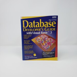 Könnte beinhalten: Ein blaues und gelbes Buch mit dem Titel "Database Developer's Guide with Visual Basic 3" von Roger Jennings. Der Buchumschlag zeigt ein Labyrinth-artiges Design und den Text "DDG is an absolute must-have reference for any serious VB developer building database applications."