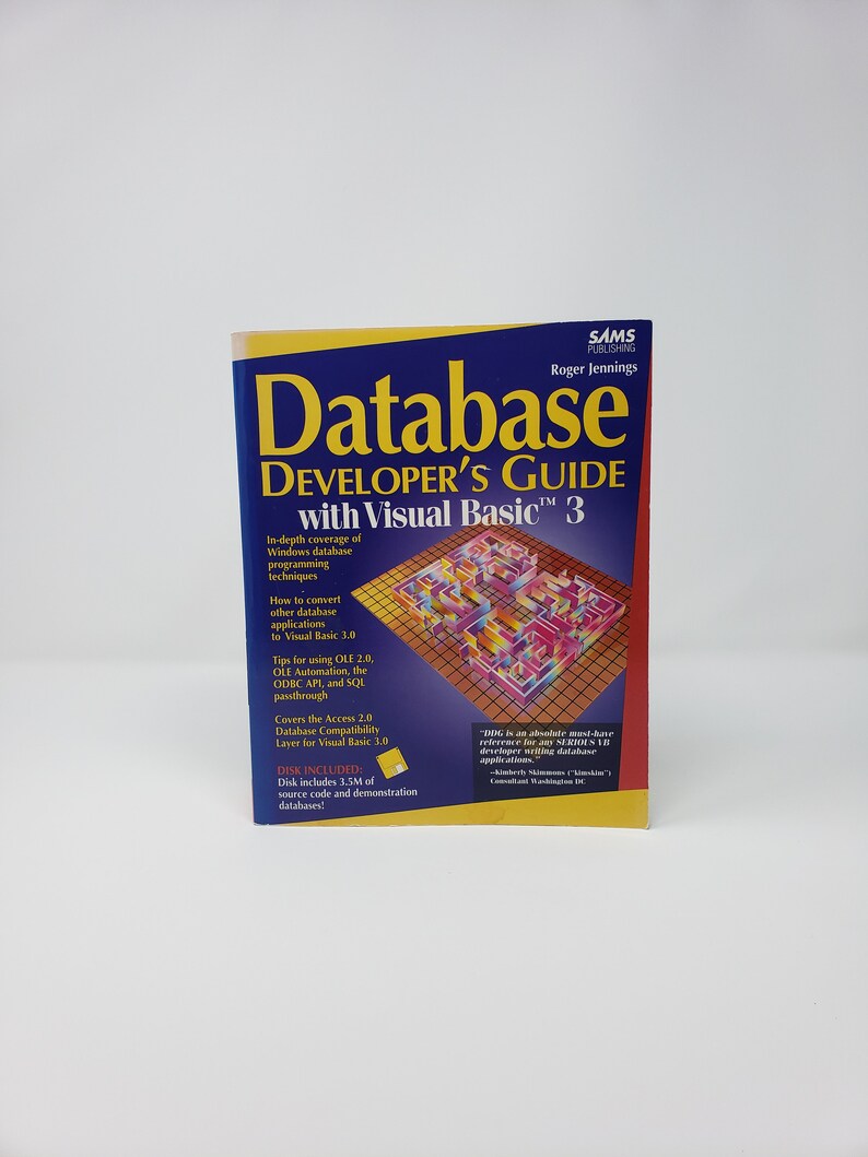 Op de afbeelding: Een blauw en geel boek getiteld "Database Developer's Guide with Visual Basic 3" door Roger Jennings. De omslag van het boek heeft een labyrint-achtig ontwerp en de tekst "DDG is an absolute must-have reference for any serious VB developer building database applications."