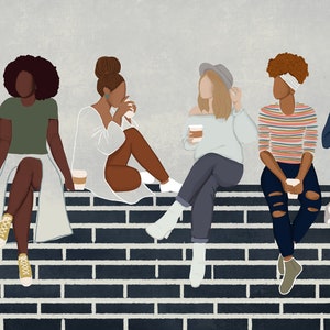 Könnte beinhalten: Acht Frauen unterschiedlicher Ethnien und Stile sitzen auf einer Mauer aus Ziegeln, jede hält eine Tasse Kaffee in der Hand. Sie tragen alle lässige Kleidung und haben eine entspannte, freundliche Ausstrahlung.