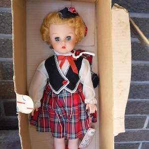 Vintage Dee und Cee &quot;&quot;Bonnie&quot;&quot; Schottische Puppe In Original Box Mit Anhänger.&quot;