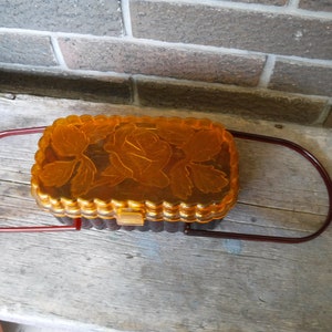 1950 Theresa Bag Co. Amber Lucite bolso de mano / bolso de caja con tapa de diseño rosa