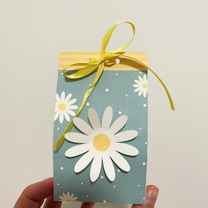 Scatolina regalo floreale con margherite – Confezione artigianale con nastro giallo – Bomboniera primavera, matrimonio, baby shower