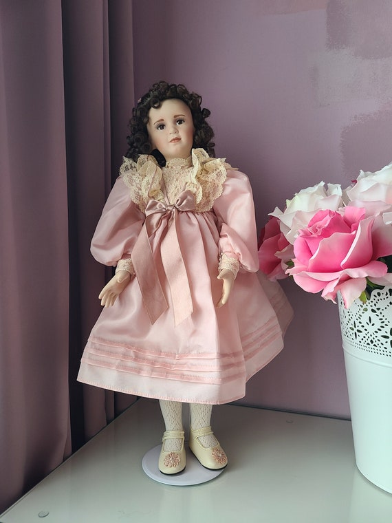 Poupée ancienne belle robe de présentation