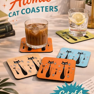Peut inclure: Ensemble de quatre dessous de verre Atomic Cat de style rétro. Chaque dessous de verre carré présente un motif de chat noir avec des accents d'éclats d'étoiles sur un fond coloré. Les dessous de verre sont en caoutchouc, absorbants et durables.