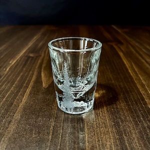 Handgravierte Bäume auf einem 2oz Schnapsglas