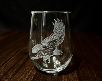 Handgegraveerde adelaar op een stemloos wijnglas 17oz. Een geweldig cadeau: verjaardagen, jubilea, vaderdag, moederdag, housewarming, bruiloft