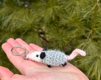 Pequeño llavero de zarigüeya de ganchillo / Amigurumi de ganchillo / Figura de peluche de ganchillo / Lindo llavero de zarigüeya / Regalo de la naturaleza / Artículo físico