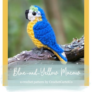 Könnte beinhalten: Häkelanleitung für einen blauen und gelben Ara, ein Häkelmuster von CrochetCartelCo.