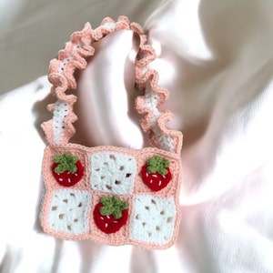 Strawberries n Cream Mini Grandma Square Bag CROCHET PATTERN Modèle de sac à main au crochet aux fraises Cottagecore Convient aux débutants PDF image 6