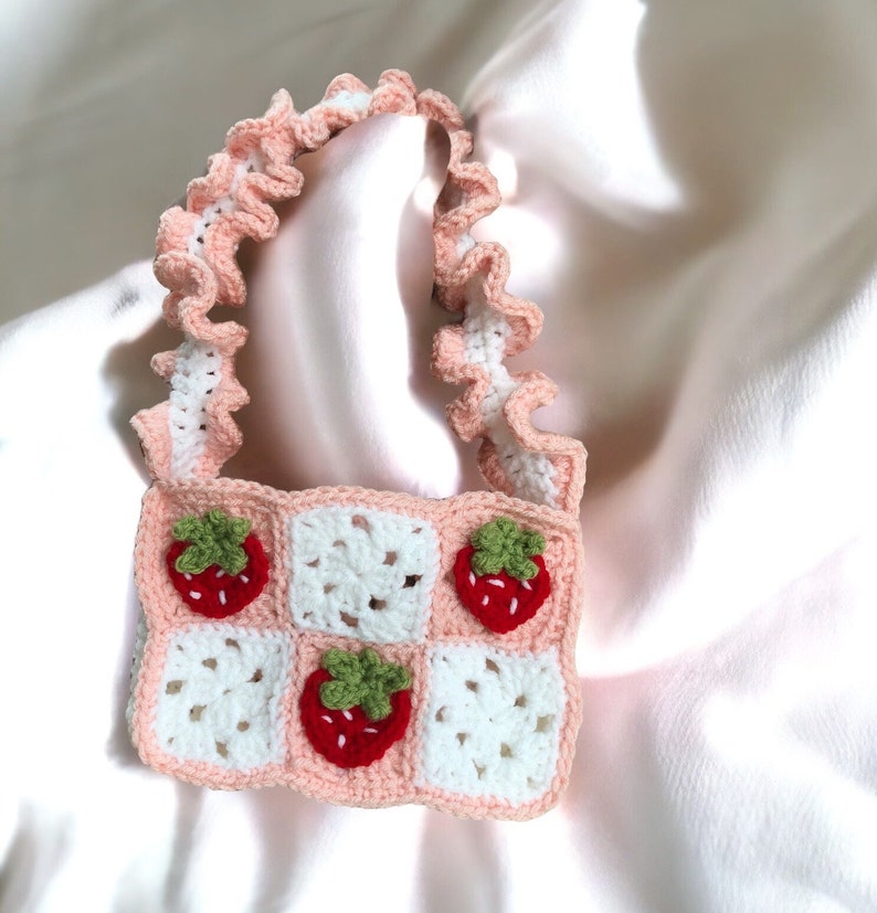 Strawberries n Cream Mini Grandma Square Bag CROCHET PATTERN Modèle de sac à main au crochet aux fraises Cottagecore Convient aux débutants PDF image 6