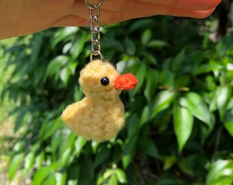 かぎ針編みの赤ちゃんアヒルのキーホルダー | 黄色のゴム製アヒル